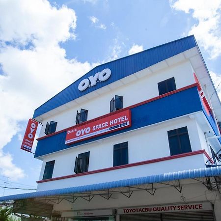 Oyo 89487 Space Hotel Keluang Kültér fotó