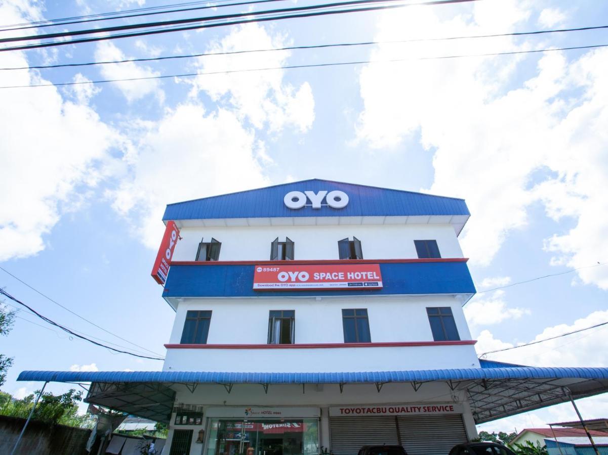 Oyo 89487 Space Hotel Keluang Kültér fotó