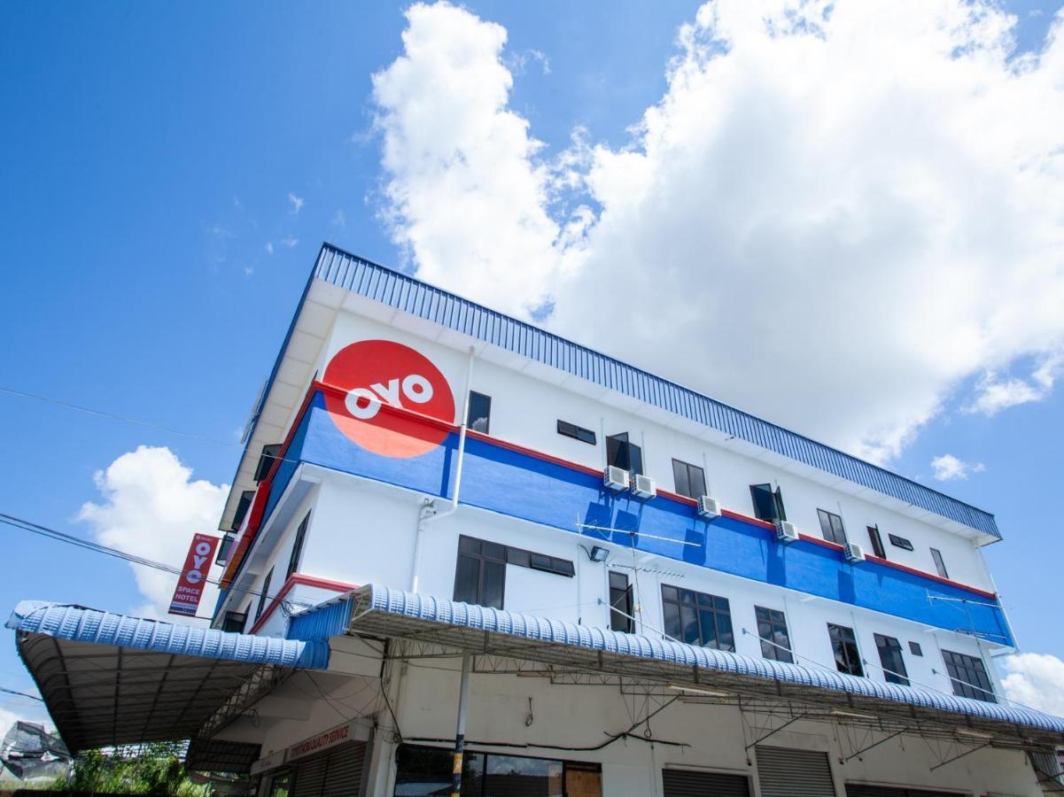 Oyo 89487 Space Hotel Keluang Kültér fotó