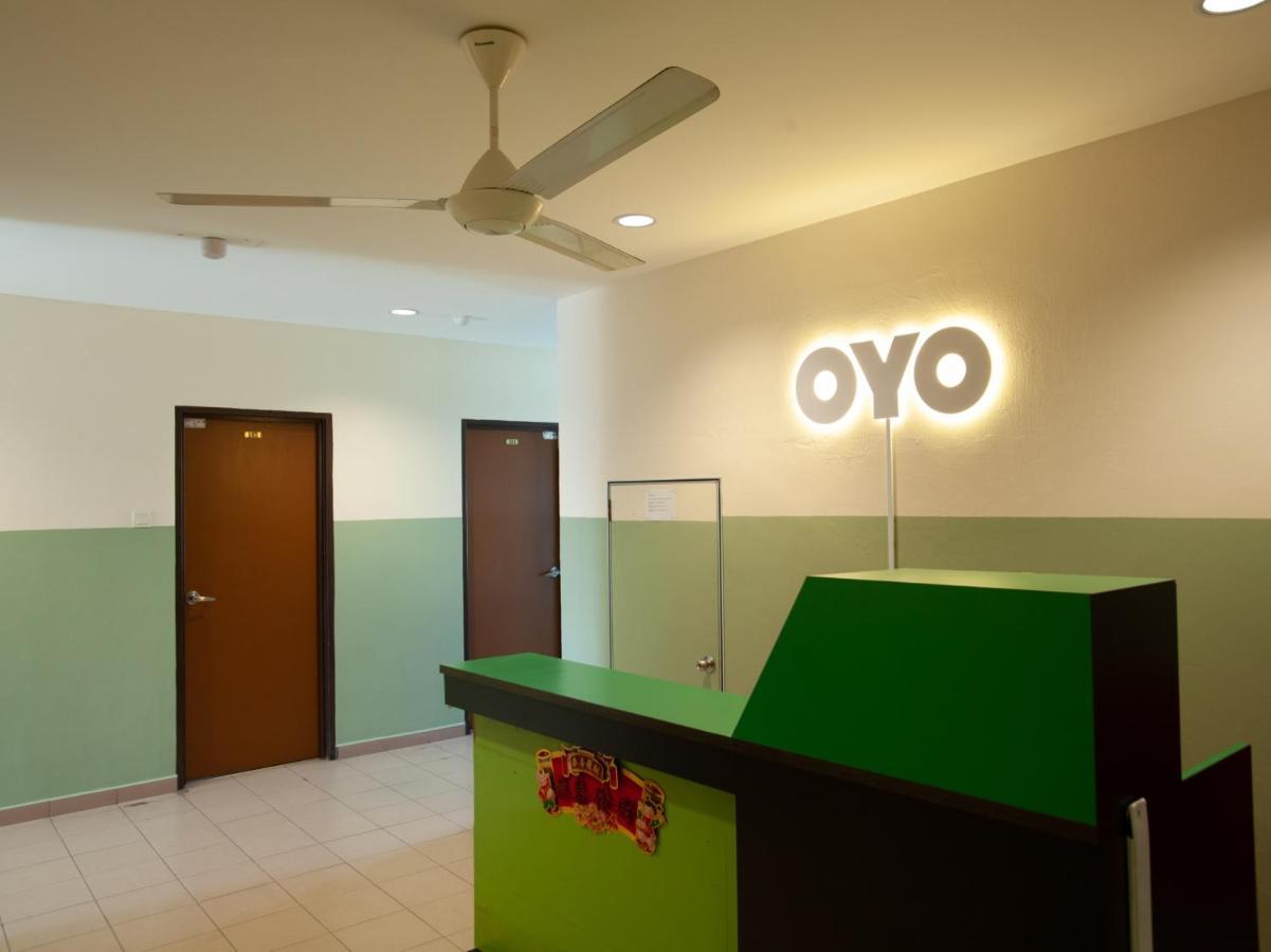 Oyo 89487 Space Hotel Keluang Kültér fotó